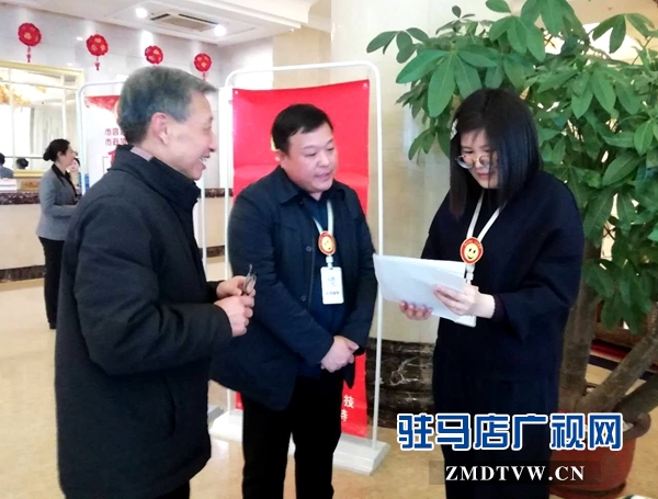 出席駐馬店市政協四屆三次會議的委員陸續報到