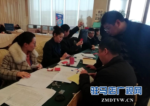 出席駐馬店市政協四屆三次會議的委員陸續報到