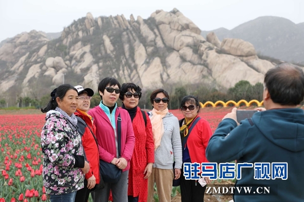 800名北京游客游覽嵖岈山、皇家驛站、天中老街等景區后爭相搶購駐馬店名優土特產