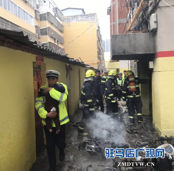 居民樓突發火災 巡邏輔警臨危不懼火場救援