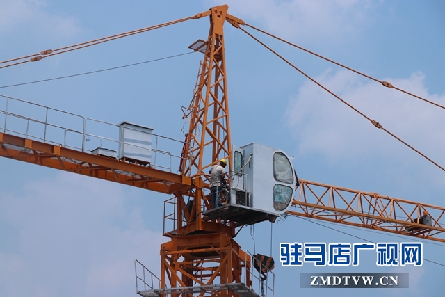 烈日?qǐng)?jiān)守崗位&mdash;&mdash;高溫下的工作者