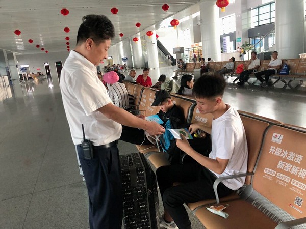 底線不能碰 毒品永不沾：駐馬店火車站禁毒宣傳 上千名旅客簽名示&ldquo;拒毒&rdquo;