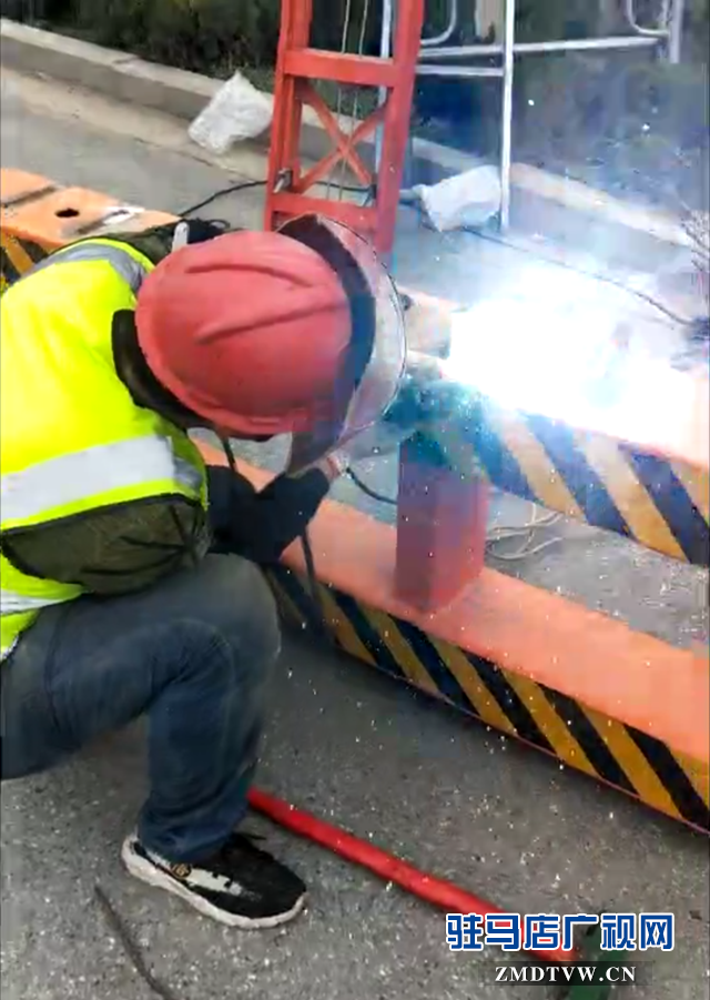 烈日?qǐng)?jiān)守崗位&mdash;&mdash;高溫下的工作者