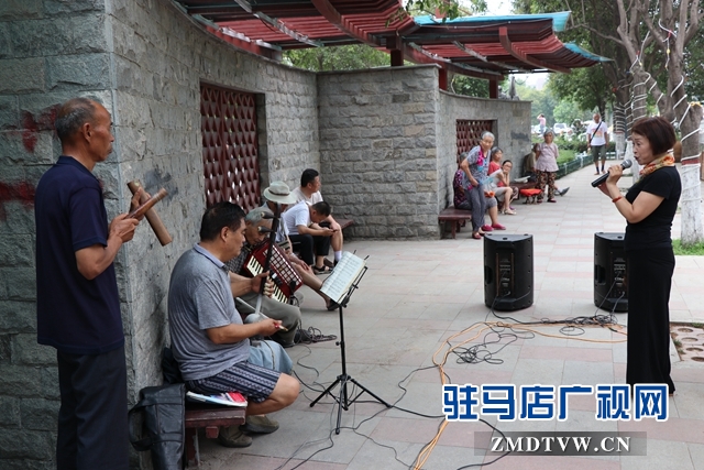 駐馬店市區駿馬河畔成為市民唱戲娛樂的舞臺