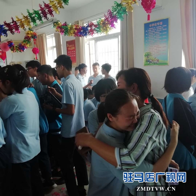 溫暖畢業季 學生和家長集體謝師恩