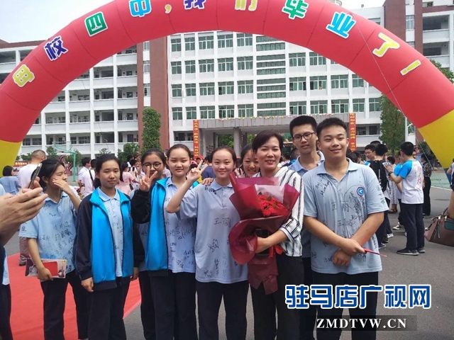 溫暖畢業季 學生和家長集體謝師恩