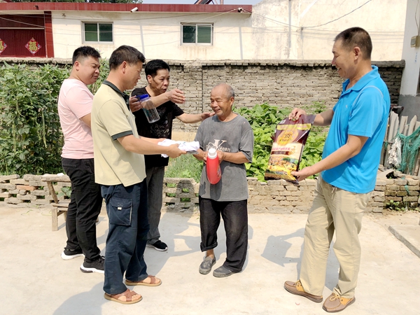 遂平縣郵政分公司開展“不忘初心，扶貧幫困”主題黨日活動