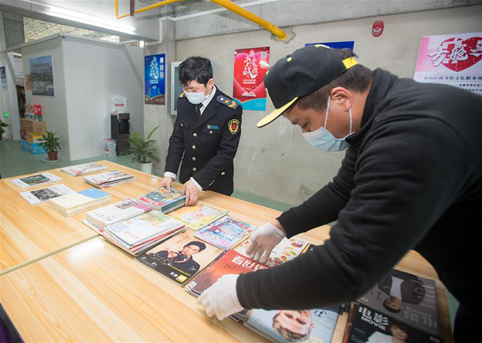 特寫:武漢方艙醫院搭建“圖書驛站”撫慰患者心靈