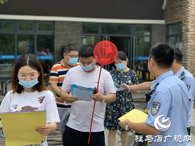 遂平縣公安局風景區派出所利用周末進行防范電信詐騙宣傳