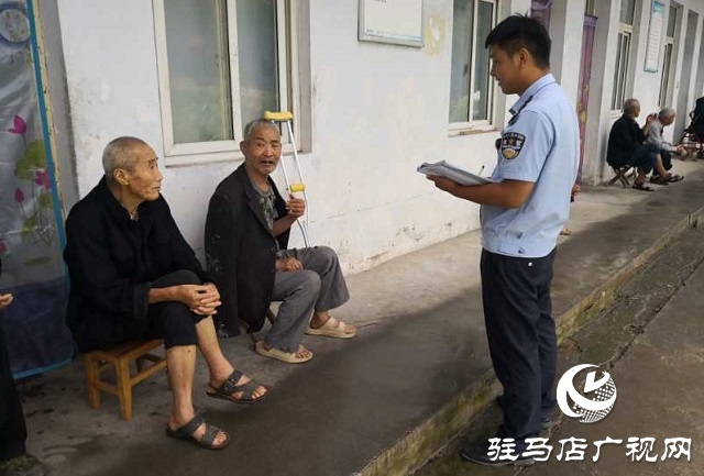 遂平縣公安局風景區派出所民警為敬老院送關懷