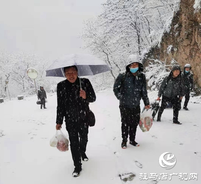 頂風雪 駐馬店廣播電視發射臺值班人員步行上山換班