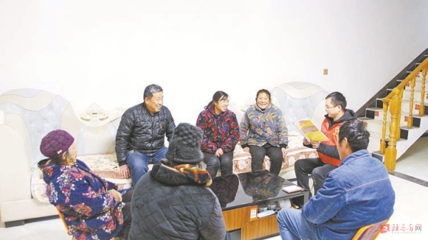 新蔡縣河塢鄉進村入戶宣講黨的十九屆五中全會精神