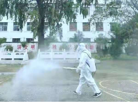 西平縣“護苗”進行時--校園義務防疫消殺 筑牢學生安全防護墻