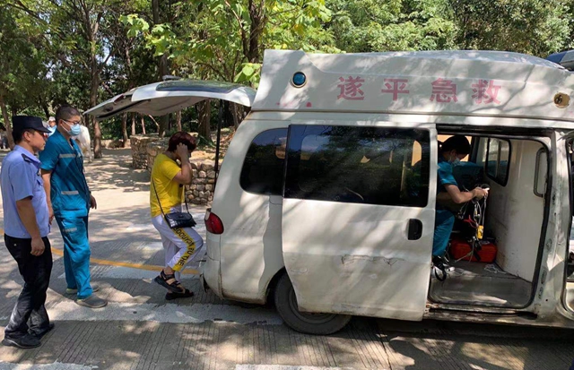 小男孩景區摔傷 民警火速上山救助