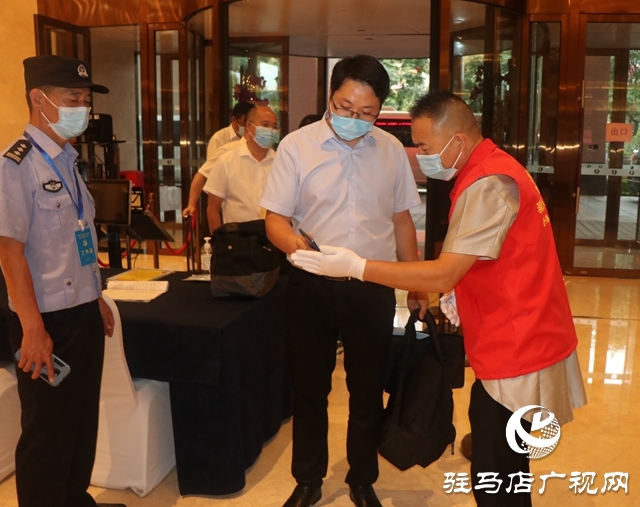 參加駐馬店市第五次黨代會的代表陸續報到