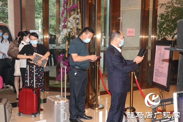 參加駐馬店市第五次黨代會的代表陸續報到