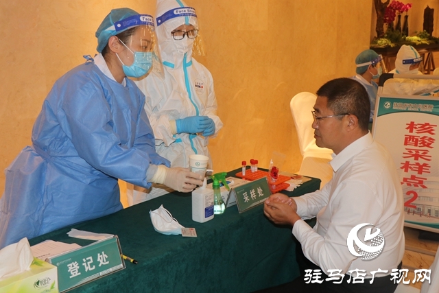 參加駐馬店市第五次黨代會的代表陸續報到