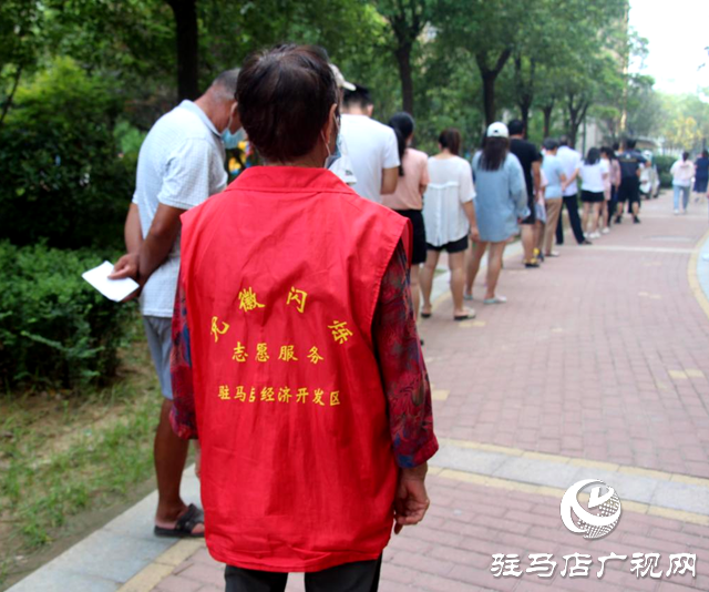 經(jīng)濟開發(fā)區(qū)金山辦事處翟莊社區(qū)黨員志愿者:積極開展疫情防控 確保居民生命安全