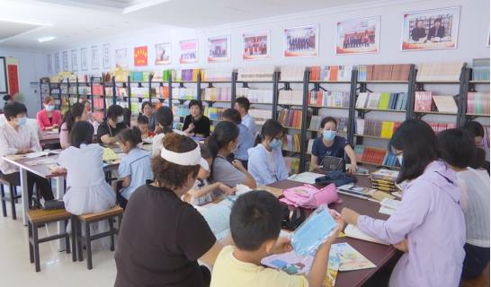 上蔡縣婦聯聯合清華書屋開展“紅色經典誦讀進社區”活動