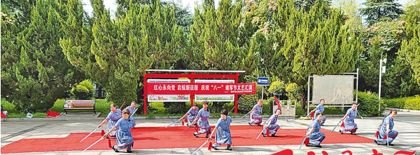 社區文藝隊載歌載舞慶八一