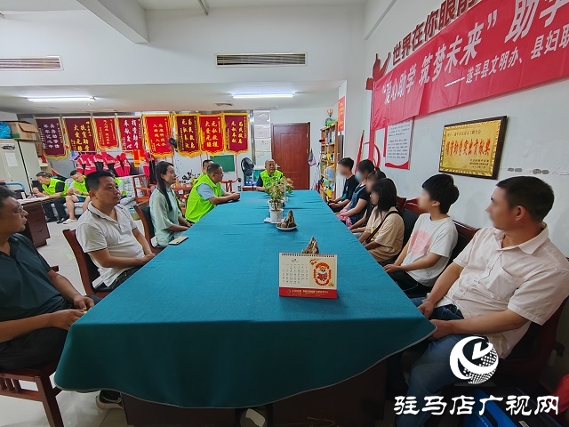  遂平縣文明辦、縣婦聯、縣教育局攜手吳房義工為寒門學子發放下半年助學金