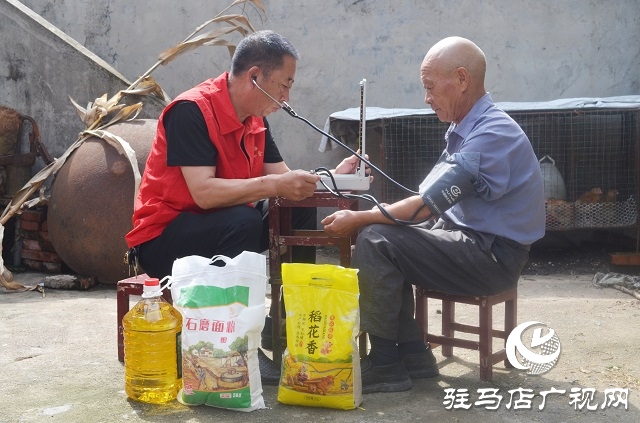 遂平縣吳房義工為50戶困境老人送去節日米面油