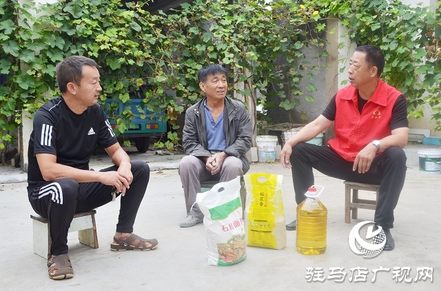 遂平縣吳房義工為50戶困境老人送去節日米面油