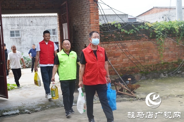 遂平縣吳房義工為50戶困境老人送去節日米面油