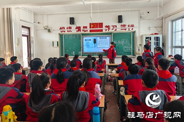 駐馬店實(shí)驗(yàn)小學(xué)開展全國交通安全日集中宣傳活動(dòng)