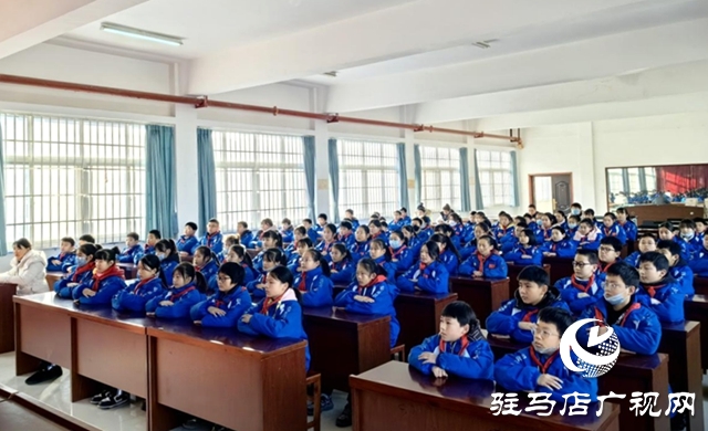 遂平縣政協領導為遂平縣第六小學師生講思政課