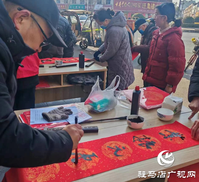 遂平縣總工會開展&ldquo;迎新春 送福進萬家&rdquo;義寫春聯活動