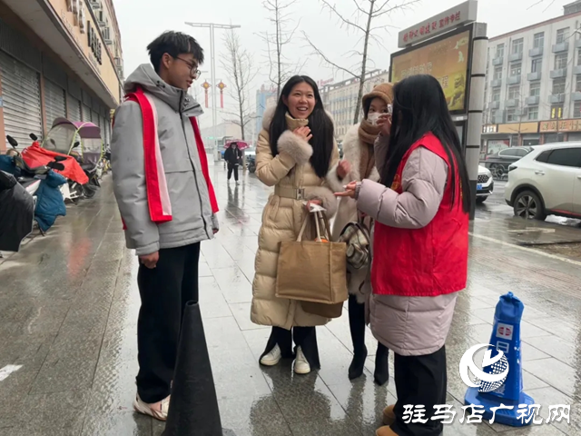 共青團平輿縣委開展“青春志愿行 溫暖回家路”2024年春運暖冬行動