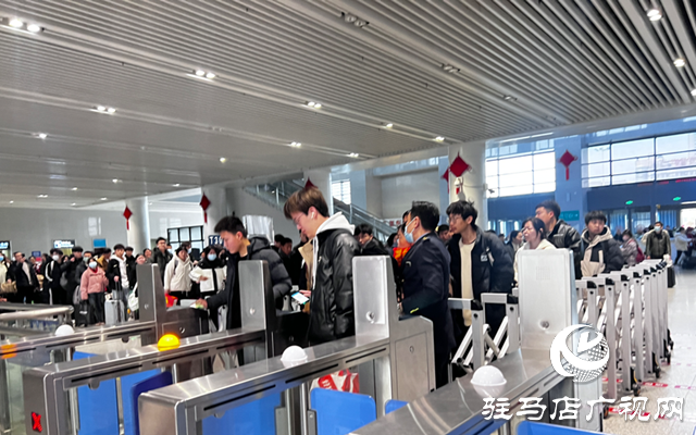 駐馬店車務段全力應對春節假期返程客流高峰