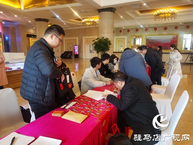 出席駐馬店市政協五屆二次會議委員陸續報到