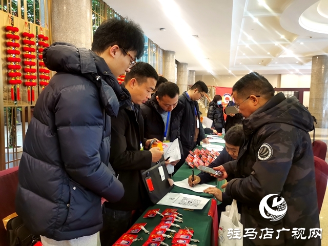 出席駐馬店市政協五屆二次會議委員陸續報到