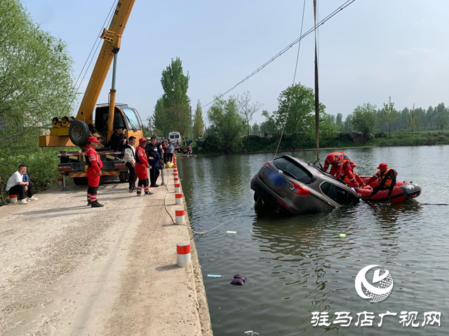 遂平縣:車速快掉入水塘 救援隊搜尋打撈