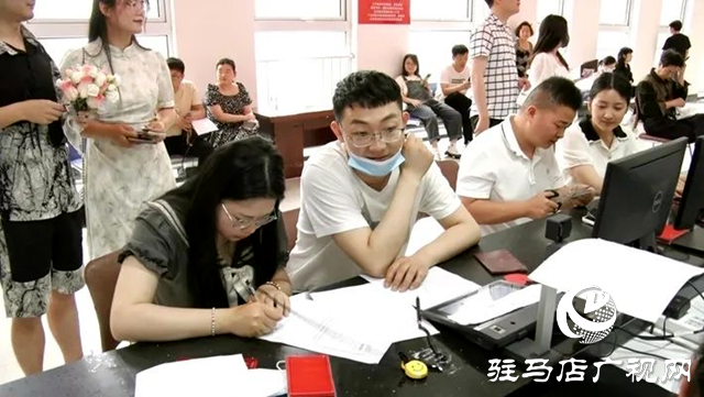 遂平縣:小滿節氣相遇情人節 新人扎堆領證迎美好