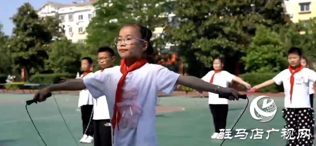 遂平縣金山小學：跳繩賽場顯身手&ldquo;繩&rdquo;彩飛揚展英姿