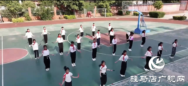 遂平縣金山小學：跳繩賽場顯身手&ldquo;繩&rdquo;彩飛揚展英姿