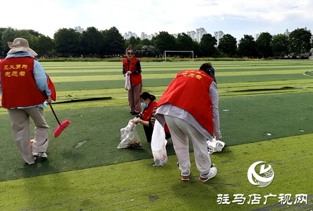 遂平縣見義勇為志愿者服務隊開展環境衛生清潔行動