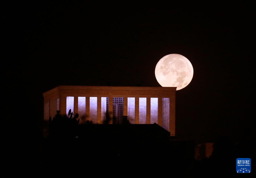 “超級月亮”現身夜空