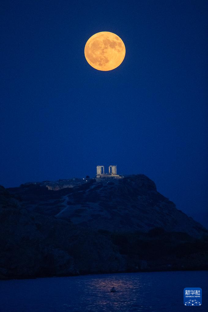 “超級月亮”現身夜空