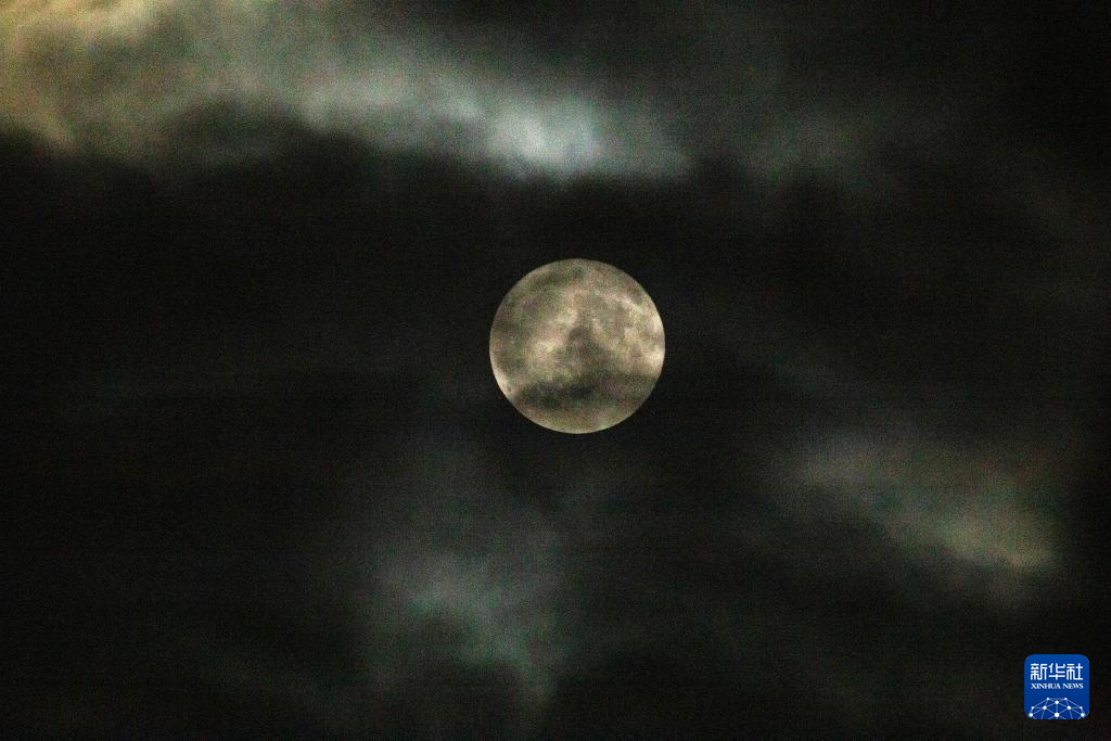 “超級月亮”現身夜空