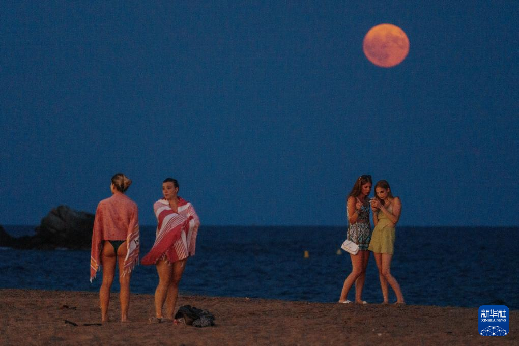 “超級月亮”現身夜空