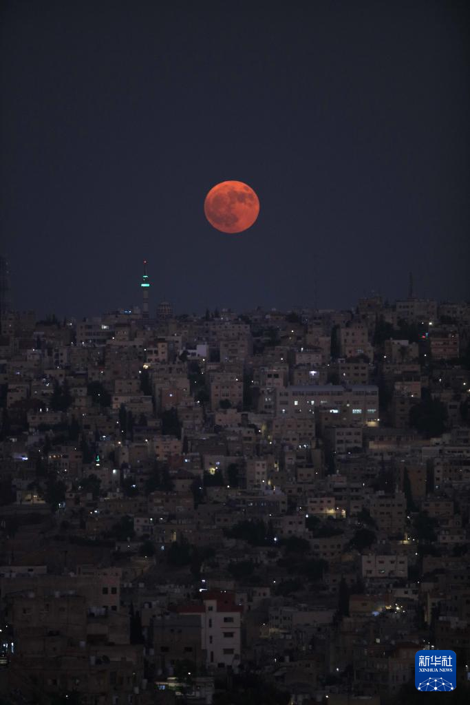 “超級月亮”現身夜空