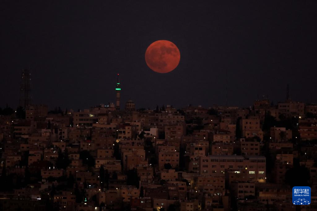 “超級月亮”現身夜空