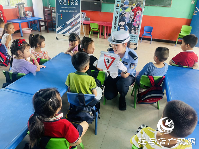 駐馬店市城鄉一體化示范區交警大隊：開展交通安全宣傳 上好開學第一課