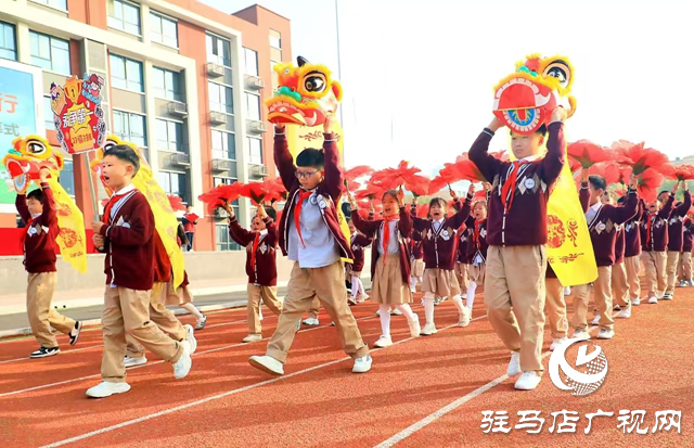 駐馬店經(jīng)濟開發(fā)區(qū)金雀路小學(xué)秋季運動會暨校長杯足球賽開幕