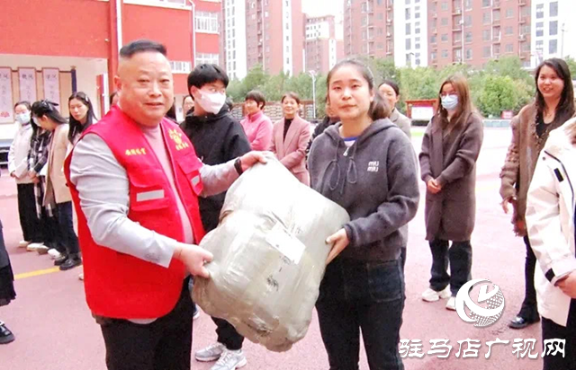 遂平縣同城聯盟志愿服務隊為教育系統捐贈護學崗服裝
