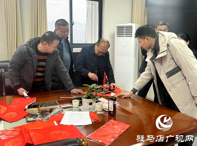 駐馬店經濟開發區金山辦事處：筆墨傳情迎蛇年 春聯送福暖人心